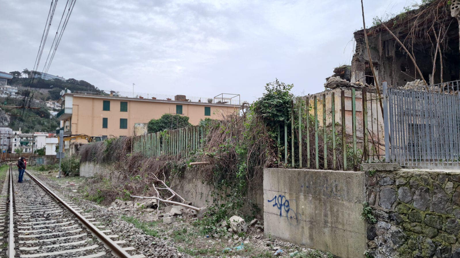 Frana a Pozzuoli, chiusa la linea Cumana: treni fermi per un fabbricato pericolante