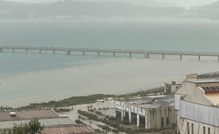 FOTONOTIZIA/ Maltempo, a Pozzuoli durante le piogge si forma una grossa macchia in mare