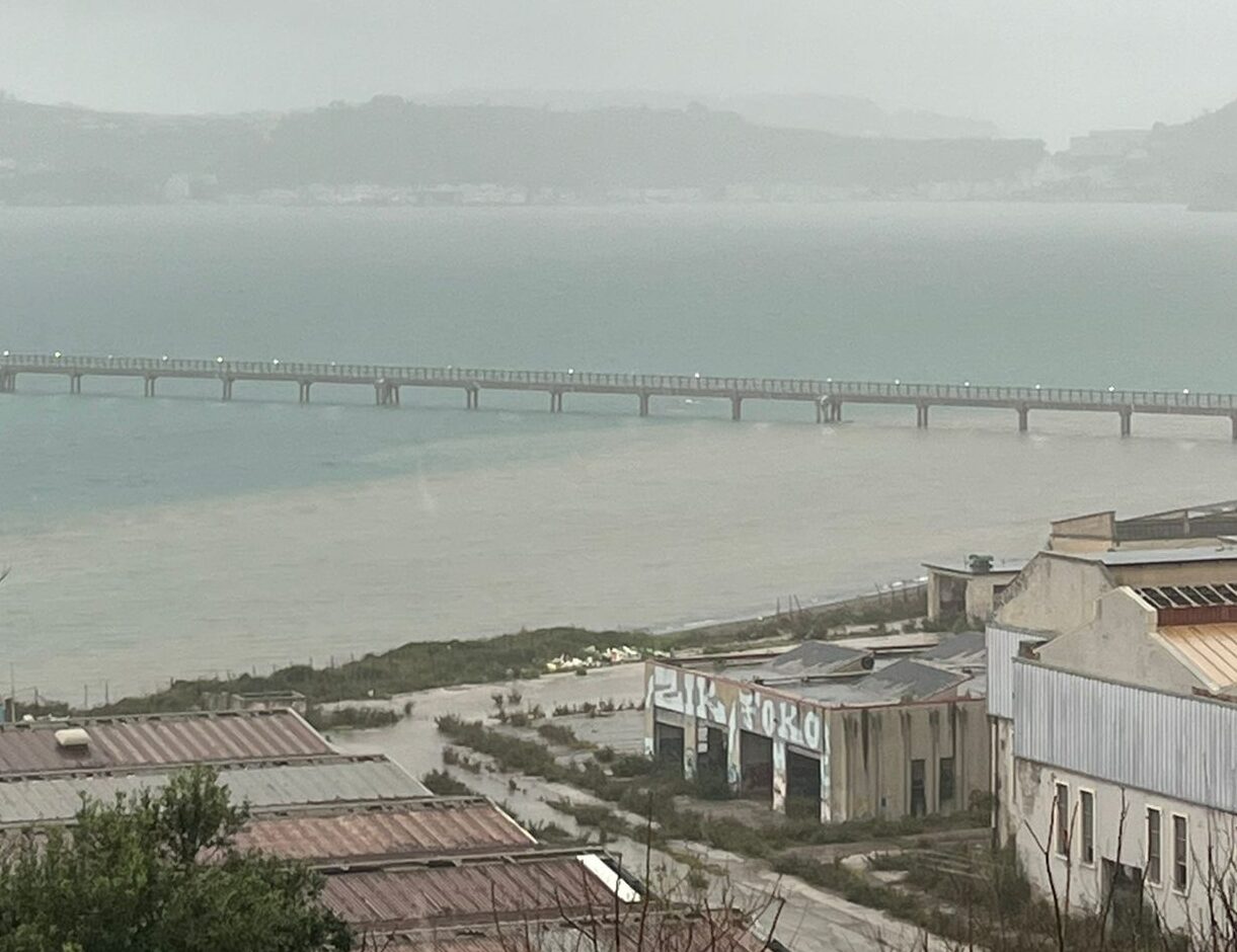 FOTONOTIZIA/ Maltempo, a Pozzuoli durante le piogge si forma una grossa macchia in mare