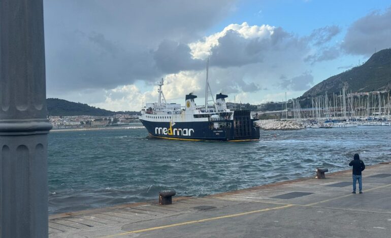 Bradisismo e bassa marea, traghetto arenato nel porto di Pozzuoli – LE FOTO