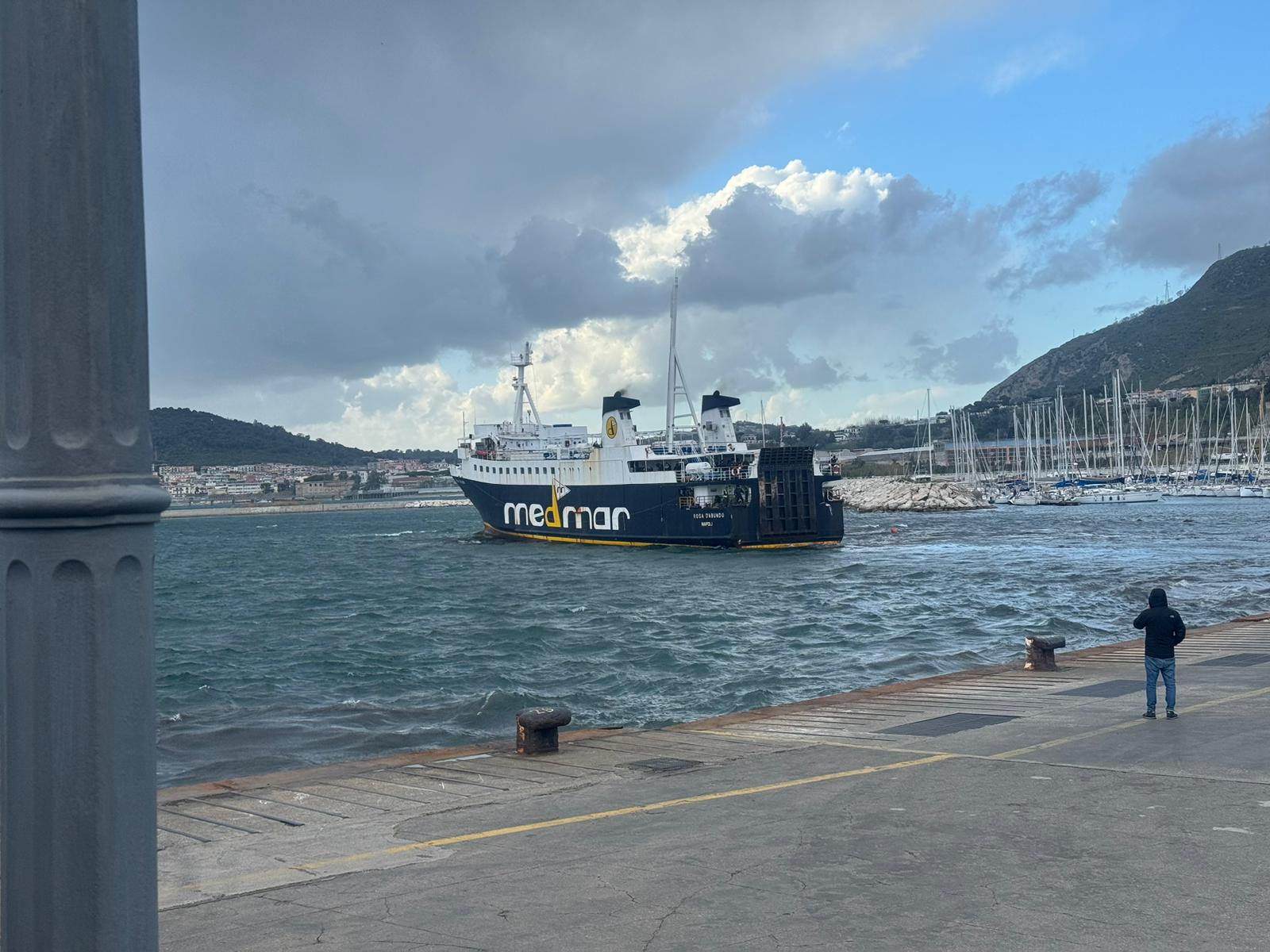 Bradisismo e bassa marea, traghetto arenato nel porto di Pozzuoli – LE FOTO