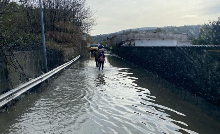 LICOLA/ Strada allagata, auto bloccate e mamme con bambini in braccio a piedi nell’acqua