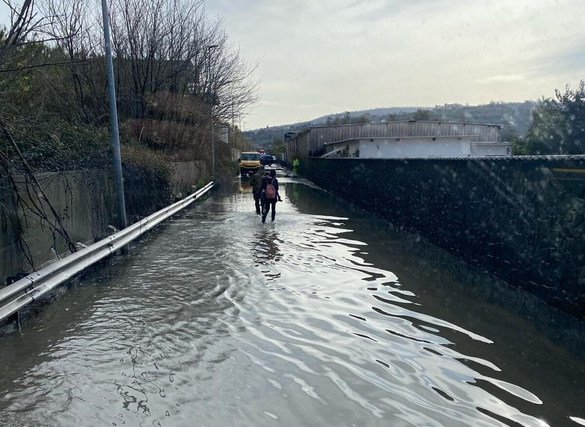 LICOLA/ Strada allagata, auto bloccate e mamme con bambini in braccio a piedi nell’acqua