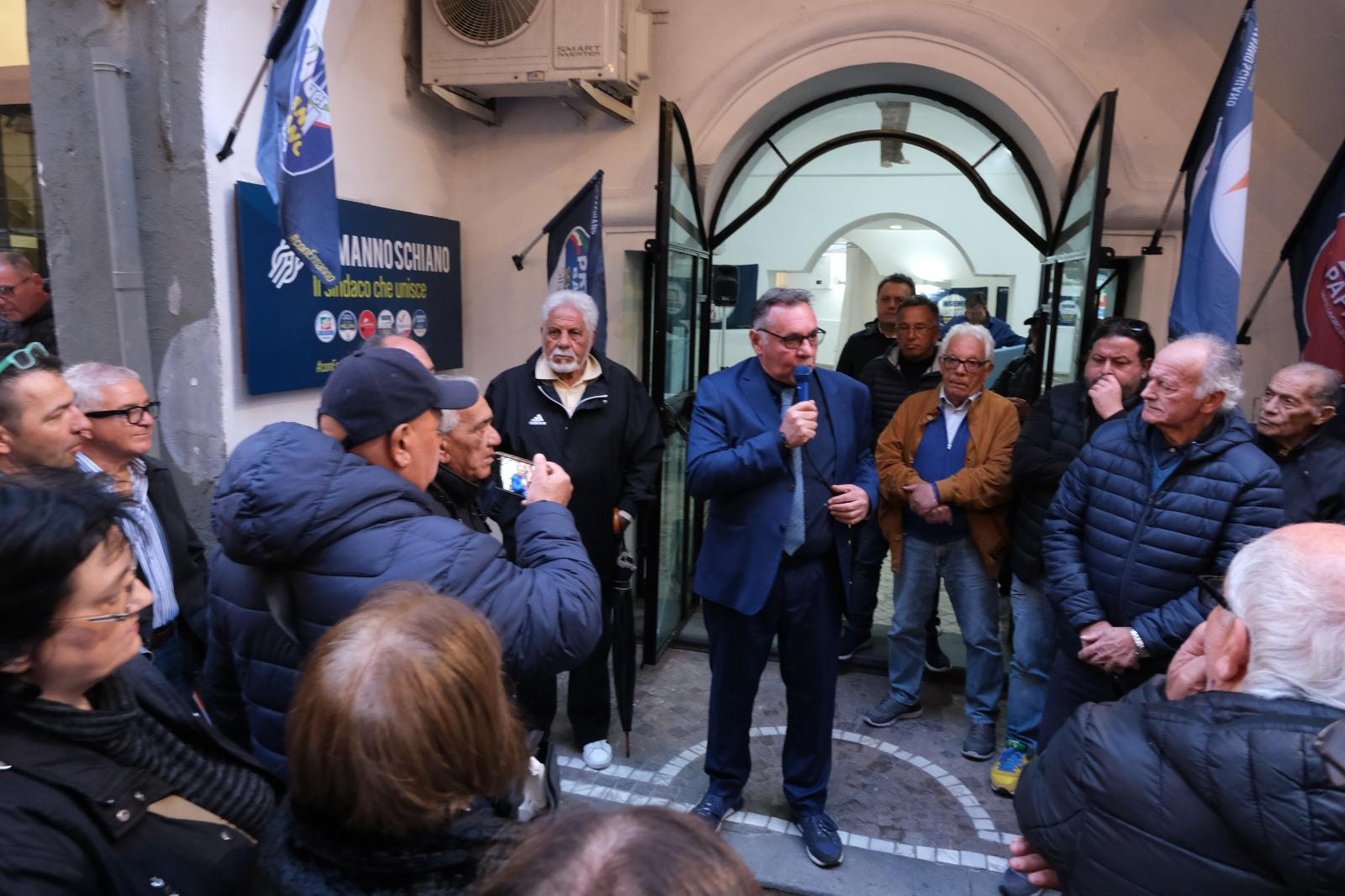 In centinaia a Bacoli per l’apertura del comitato elettorale di Ermanno Schiano
