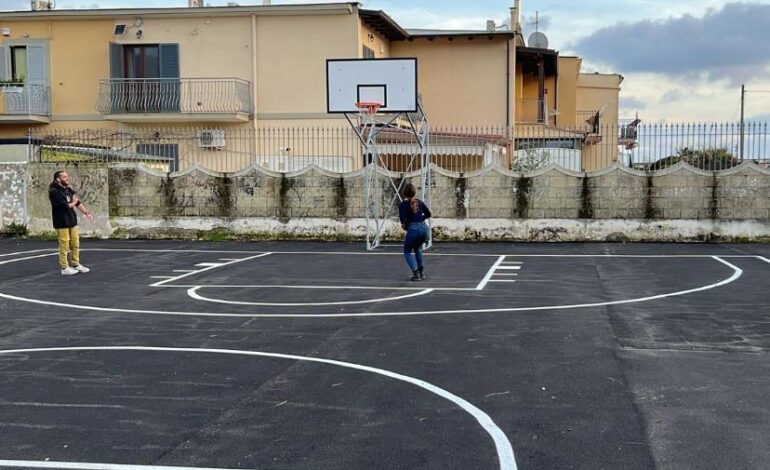 BACOLI/ Riapre il campo di pallacanestro in via Boccaccio: all’inaugurazione una rappresentanza della GeVi Napoli Basket