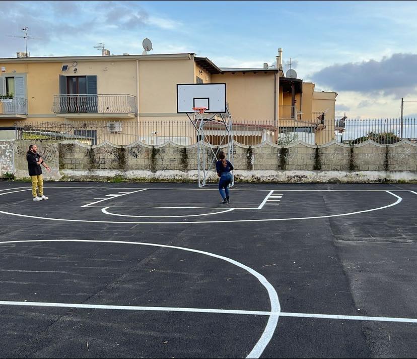 BACOLI/ Riapre il campo di pallacanestro in via Boccaccio: all’inaugurazione una rappresentanza della GeVi Napoli Basket