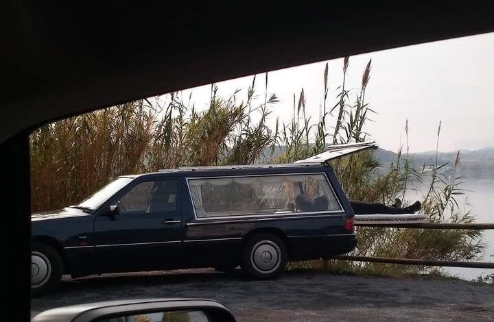 POZZUOLI/ Prende il sole… ma nel carro funebre: l’incredibile foto fa il giro del web