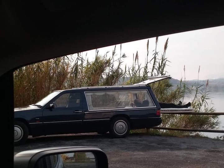 POZZUOLI/ Prende il sole… ma nel carro funebre: l’incredibile foto fa il giro del web