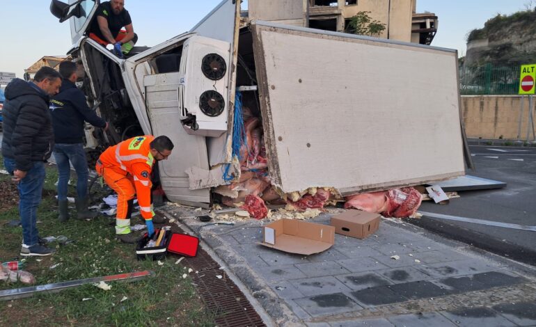 POZZUOLI /Camion si ribalta in via Fasano: autista salvato dal 118