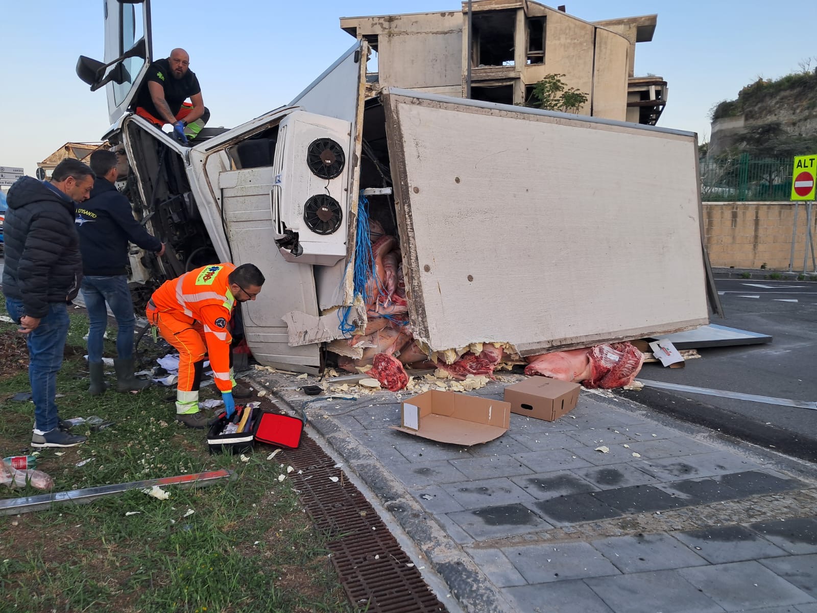 POZZUOLI /Camion si ribalta in via Fasano: autista salvato dal 118