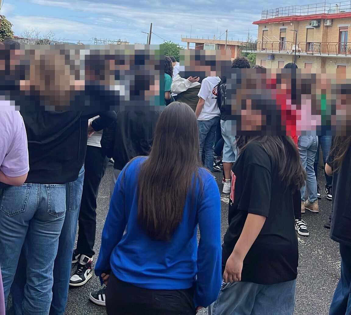 Trema ancora la terra a Pozzuoli, aule sfollate e alunni in cortile