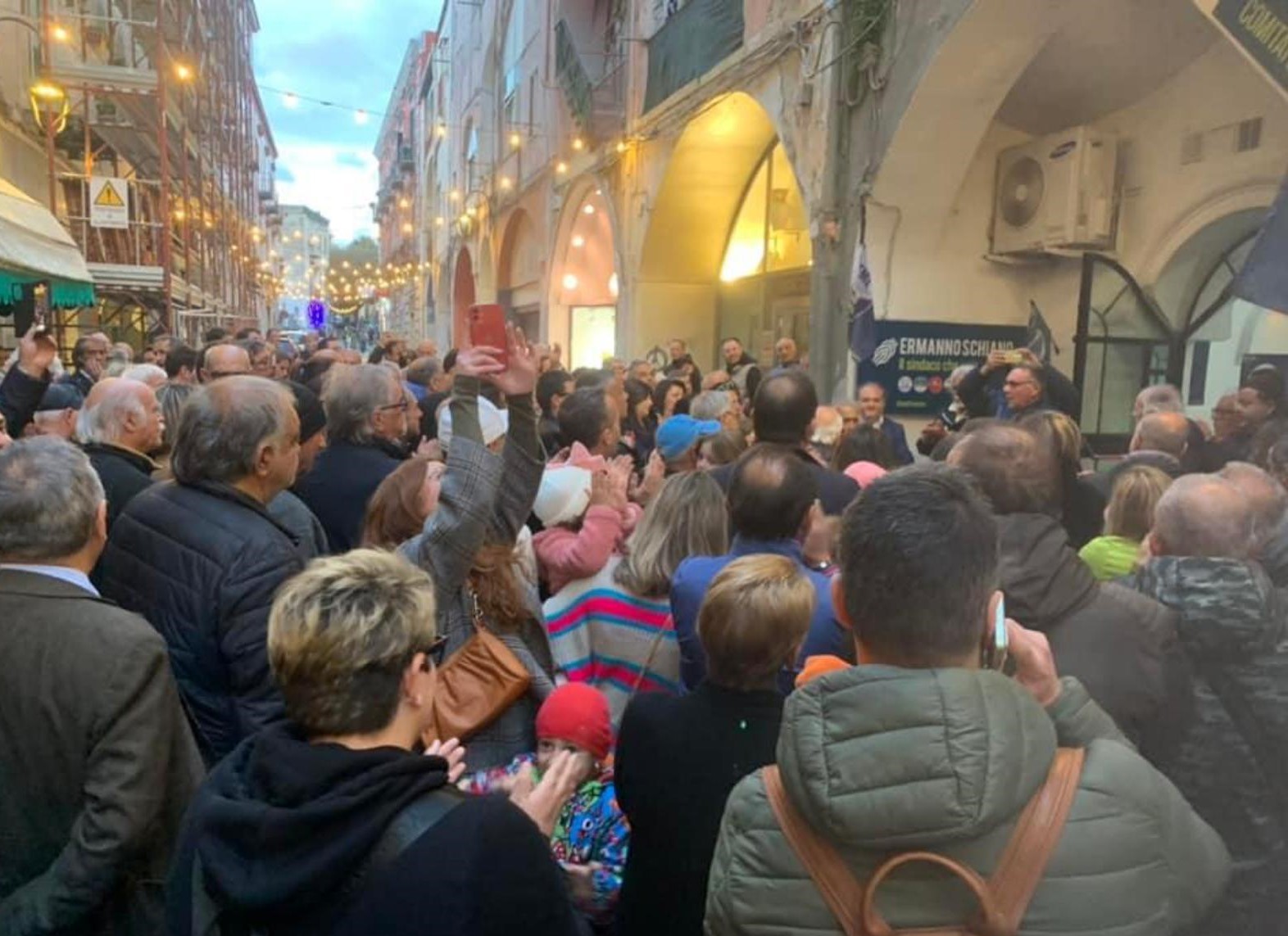 In centinaia a Bacoli per l’apertura del comitato elettorale di Ermanno Schiano