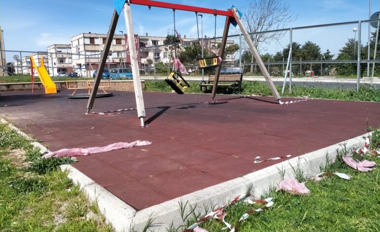 POZZUOLI/ Vandali in azione alla pista ciclabile di Monterusciello: danni a una giostra e ai cestini rifiuti – LE FOTO