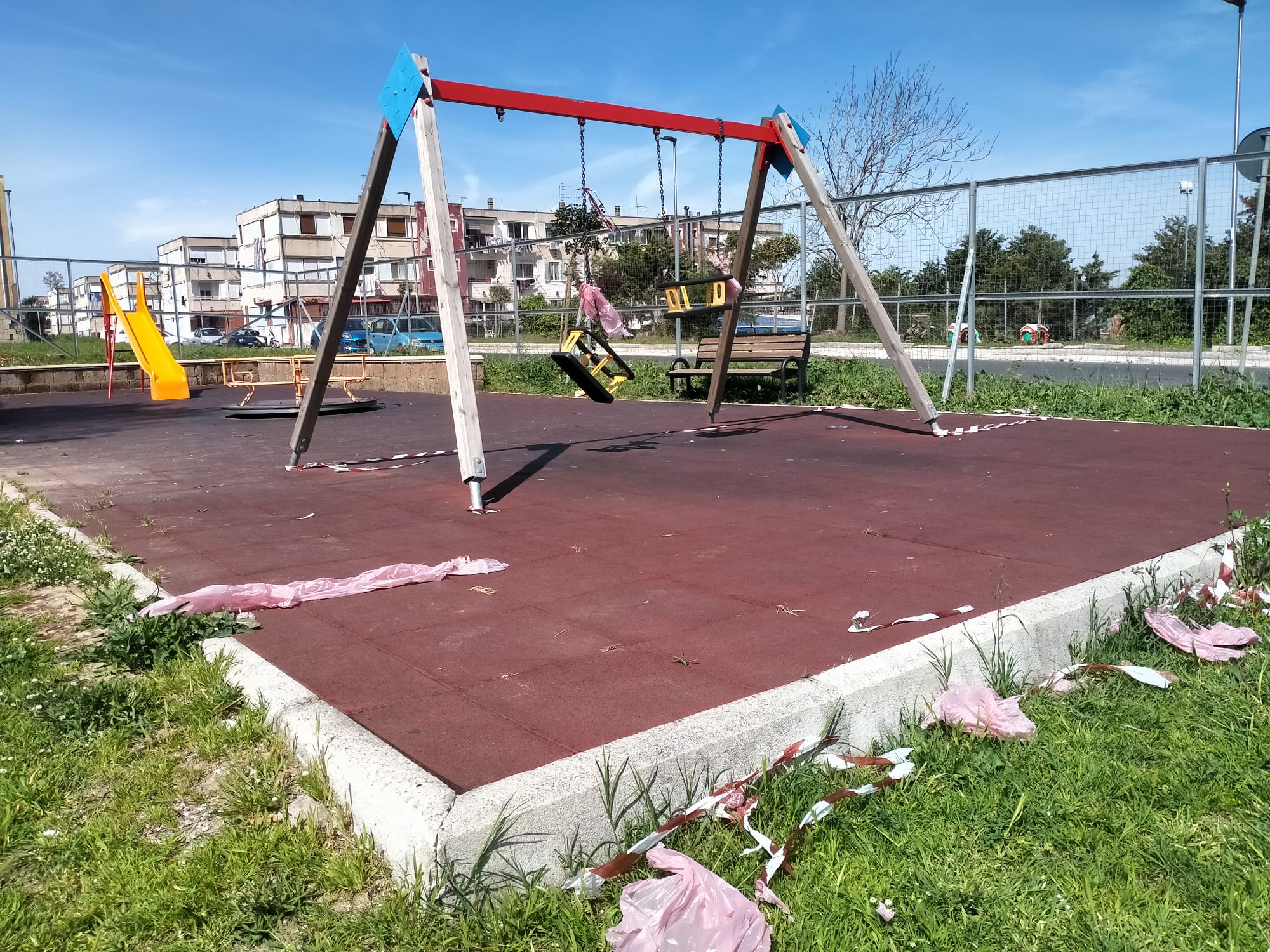 POZZUOLI/ Vandali in azione alla pista ciclabile di Monterusciello: danni a una giostra e ai cestini rifiuti – LE FOTO