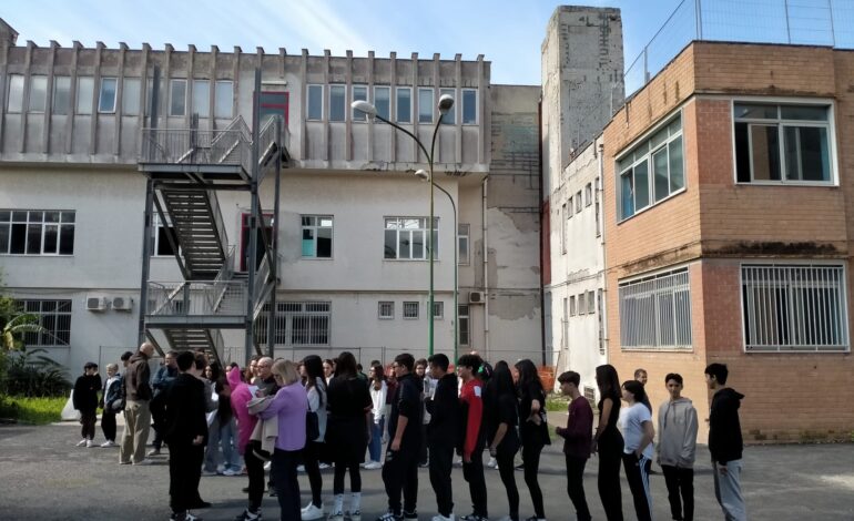 Bradisismo, a Pozzuoli prove di evacuazione nelle scuole – LE FOTO