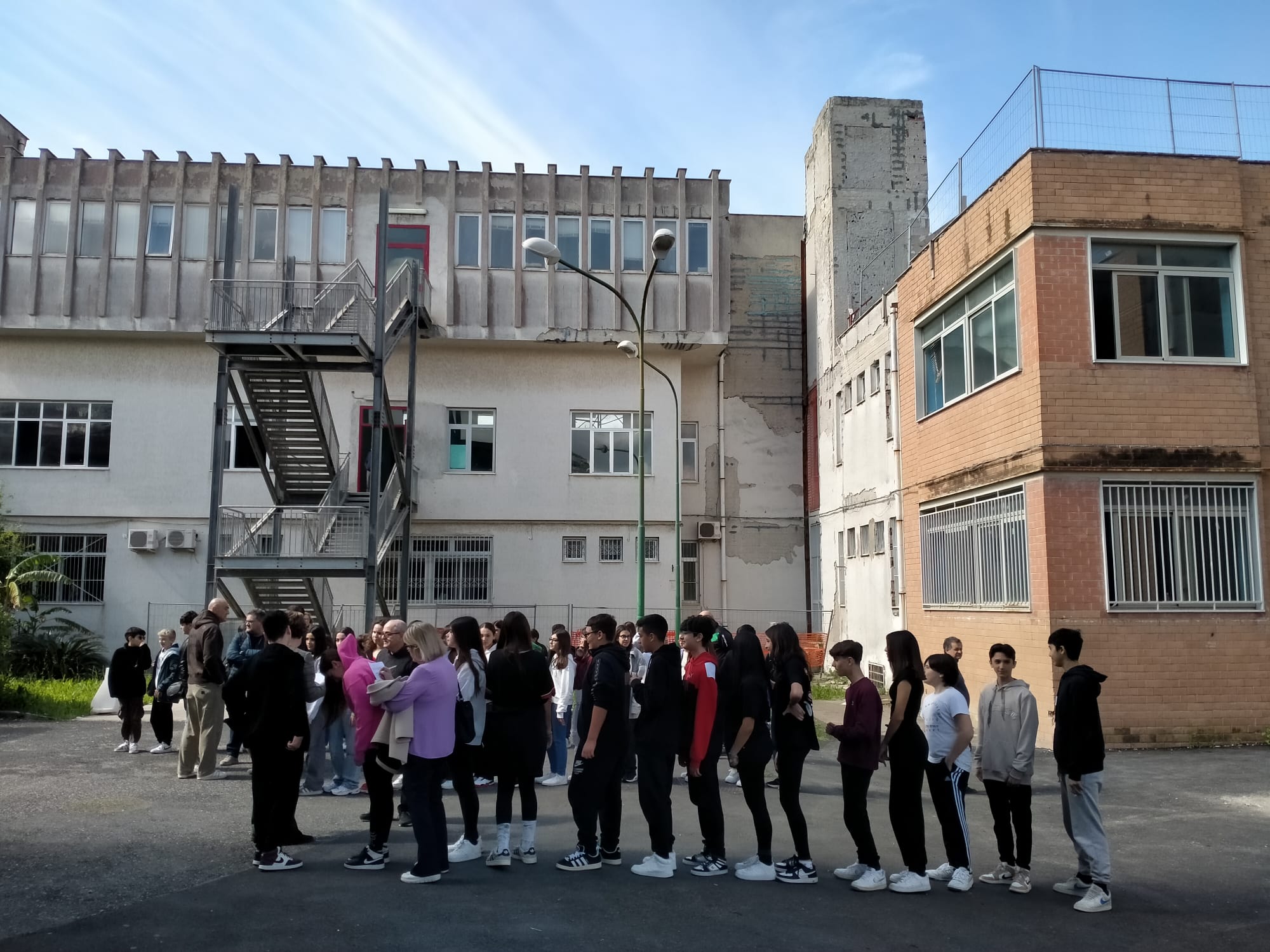 Bradisismo, a Pozzuoli prove di evacuazione nelle scuole – LE FOTO