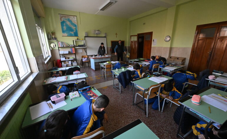 POZZUOLI/ Sotto ai banchi e nel cortile: alla scuola San Giuseppe i bambini scacciano la paura del bradisismo – LE FOTO