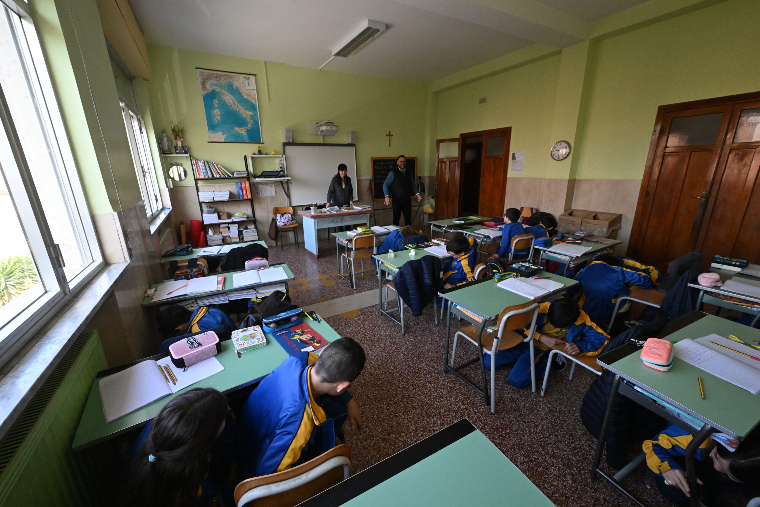 POZZUOLI/ Sotto ai banchi e nel cortile: alla scuola San Giuseppe i bambini scacciano la paura del bradisismo – LE FOTO