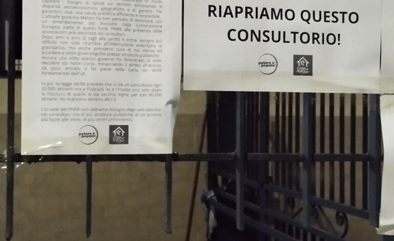 Pozzuoli tappezzata di volantini e cartelli, Potere al Popolo: «Giù le mani dal diritto all’aborto»