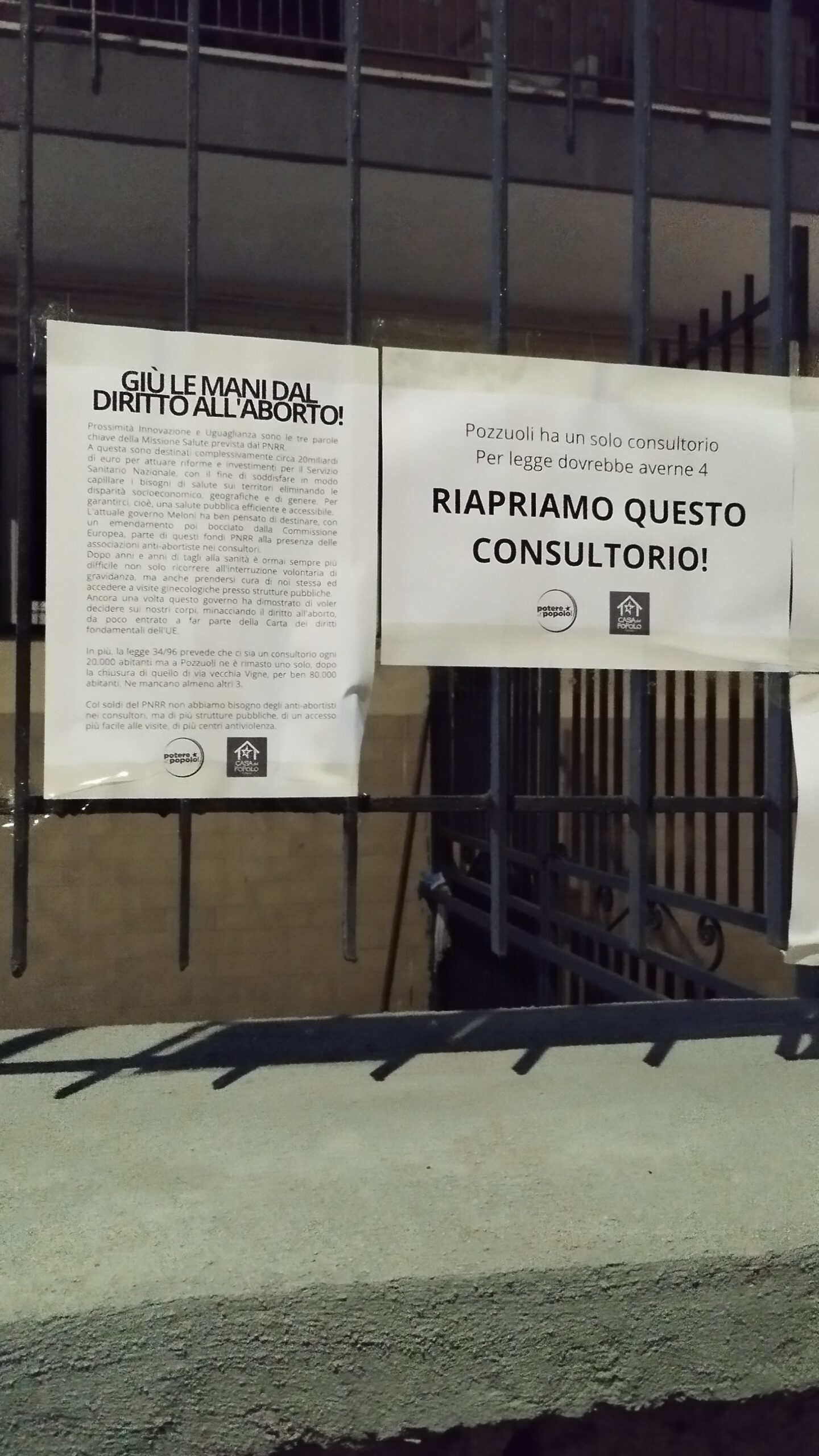 Pozzuoli tappezzata di volantini e cartelli, Potere al Popolo: «Giù le mani dal diritto all’aborto»