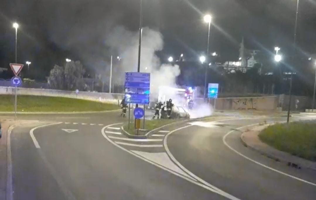 POZZUOLI/ Auto in fiamme all’ingresso del tunnel Tangenziale-Porto – LE FOTO