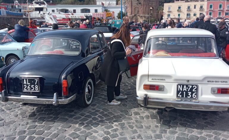 BACOLI/ Auto d’epoca, sul porto di Baia la magia del XXIV Raduno di Primavera