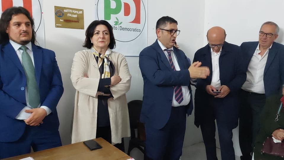 Il Pd di Bacoli candida il doppio Costigliola: l’ira di Gigi Manzoni con i vertici del partito «Ennesimo colpo basso»