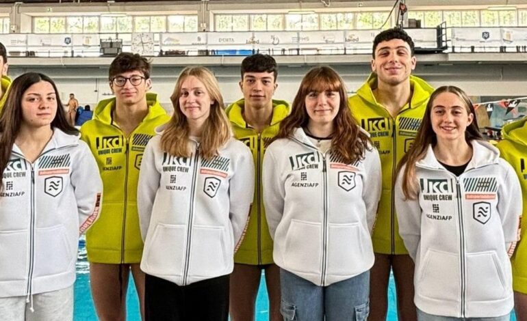 La squadra della Napoli Nuoto impegnata nei campionati giovanili Criteria di Riccione