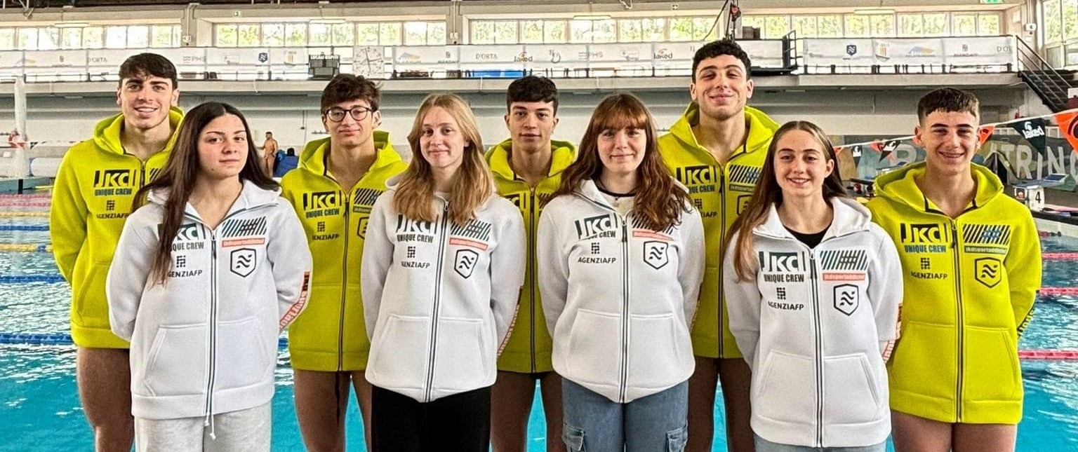 La squadra della Napoli Nuoto impegnata nei campionati giovanili Criteria di Riccione