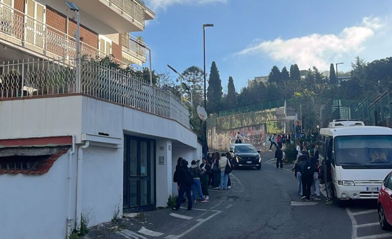 Due scossoni svegliano Pozzuoli: gente in strada e molti studenti restano a casa