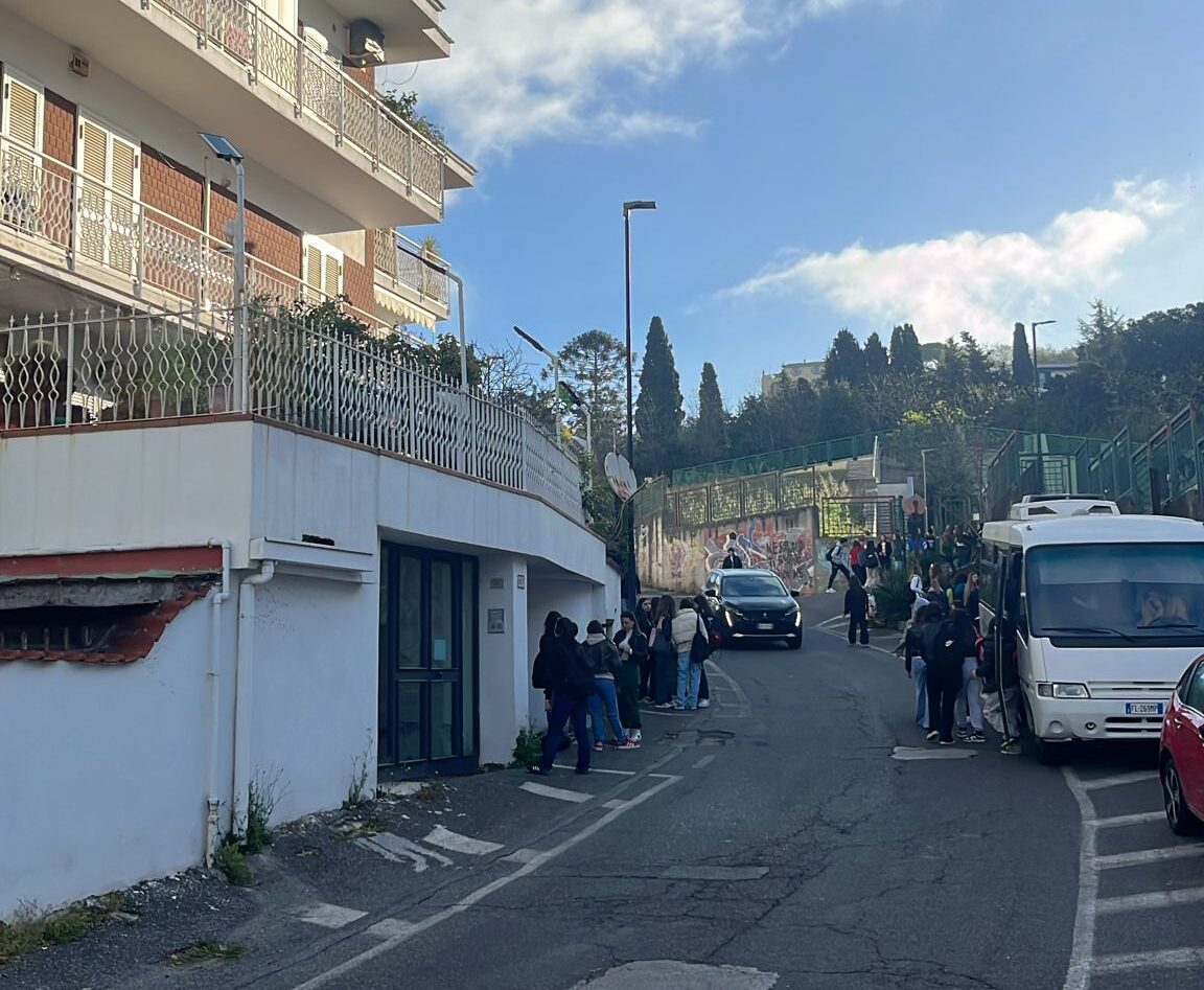 Due scossoni svegliano Pozzuoli: gente in strada e molti studenti restano a casa