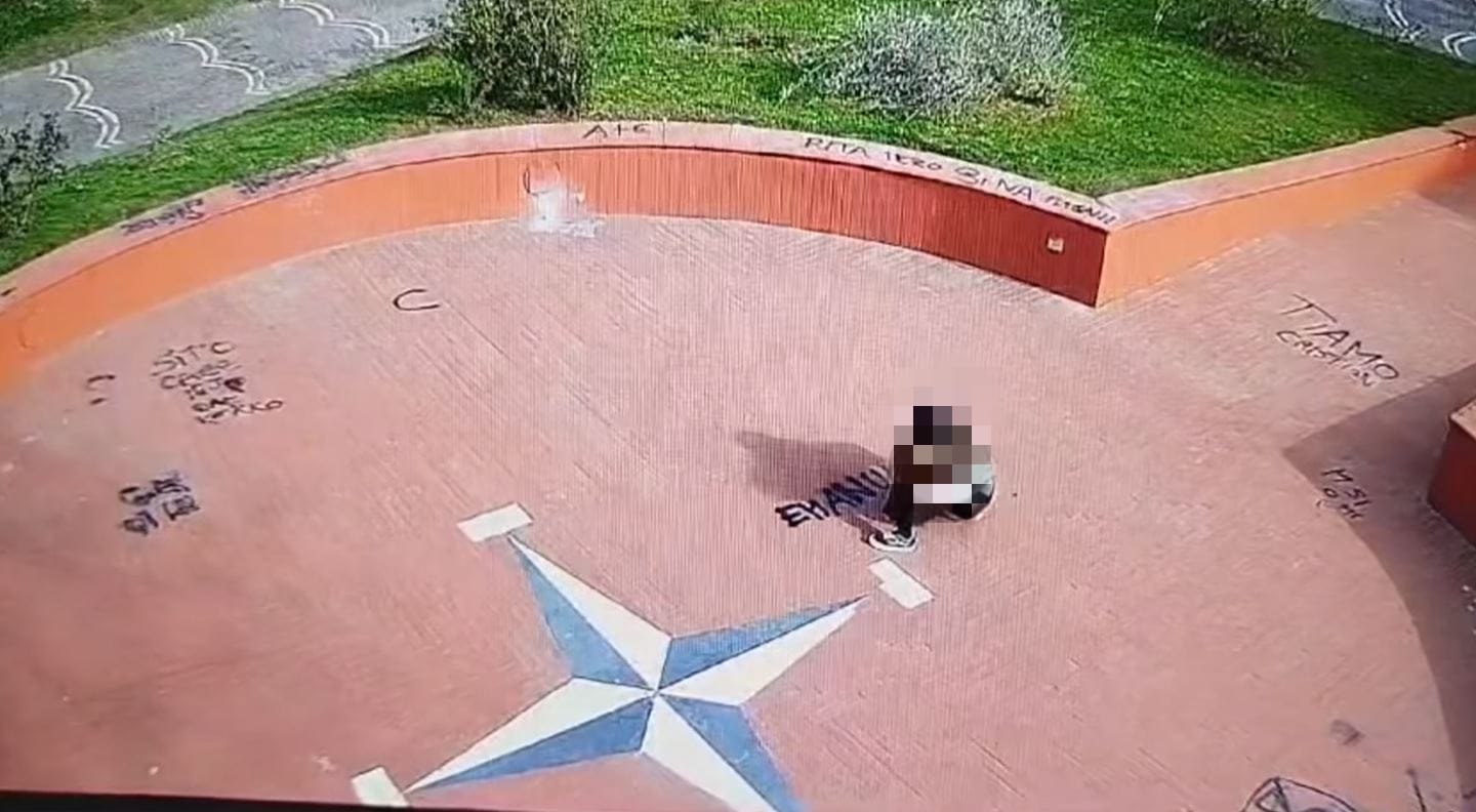 QUARTO/ Ragazzine imbrattano villa comunale, il sindaco pubblica video: «Chiedete scusa alla città»