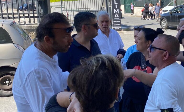 POZZUOLI/ Il sindaco Manzoni tra la gente rassicura «State tranquilli. Edifici sicuri e domani scuole aperte»