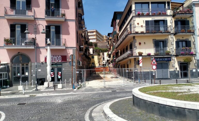 POZZUOLI/ Lavori interminabili a Via Napoli, i residenti «Siamo chiusi in gabbia. Abbiamo paura per le scosse»