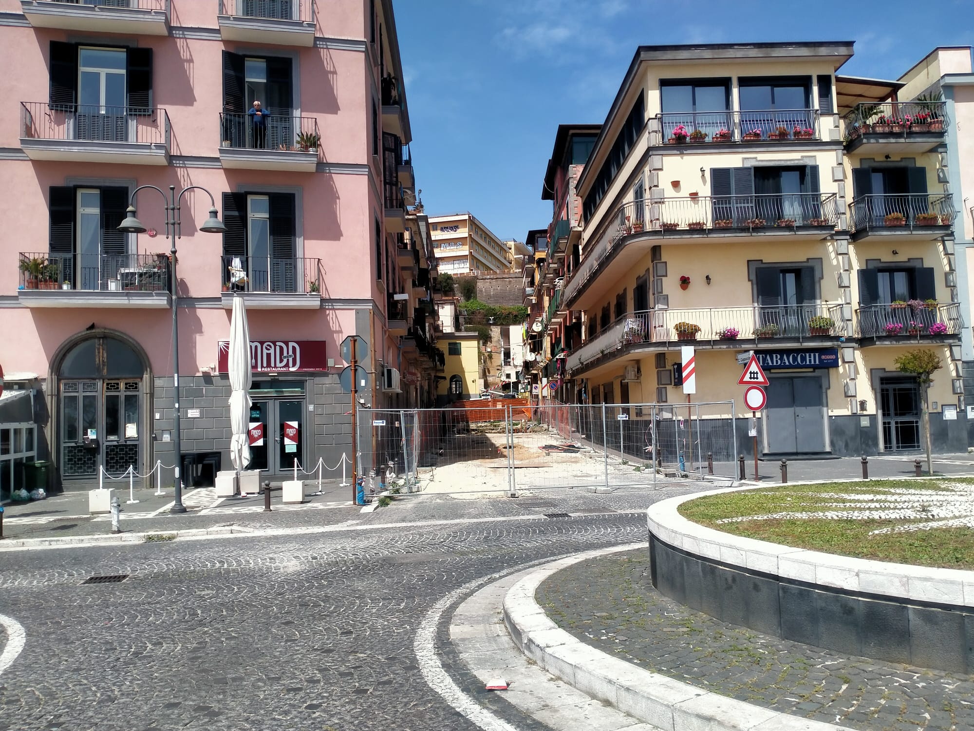 POZZUOLI/ Lavori interminabili a Via Napoli, i residenti «Siamo chiusi in gabbia. Abbiamo paura per le scosse»