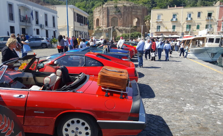 BACOLI/ Auto d’epoca, il porto di Baia invaso dai visitatori per il XXIV Raduno di Primavera