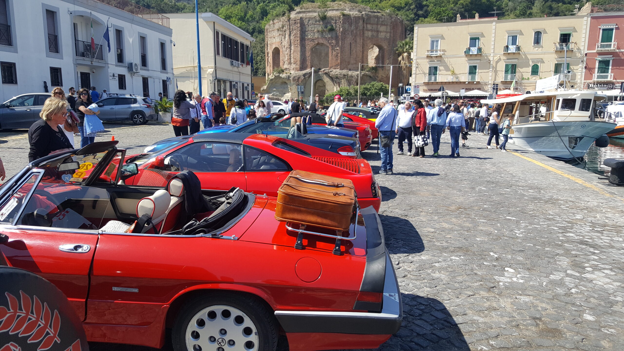 BACOLI/ Auto d’epoca, il porto di Baia invaso dai visitatori per il XXIV Raduno di Primavera