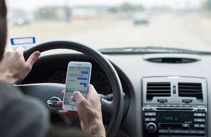 Cellulare alla guida, boom di sanzioni. Stretta sui controlli in strada a Pozzuoli