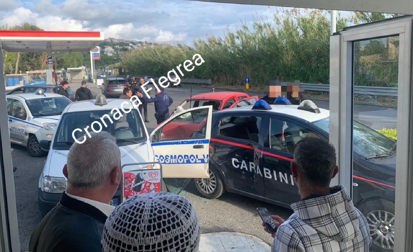 POZZUOLI/ Taxi abusivo si schianta contro auto di carabinieri e vigilanza a Licola: 4 feriti