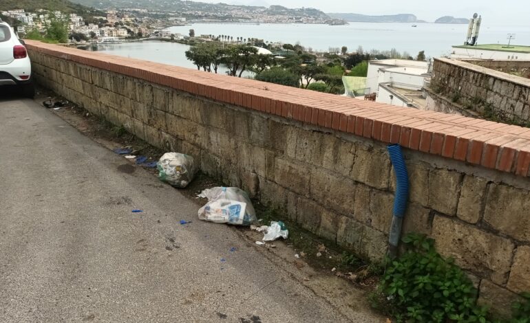 I LETTORI SEGNALANO/ «Sversamenti rifiuti in zona Lucrino»