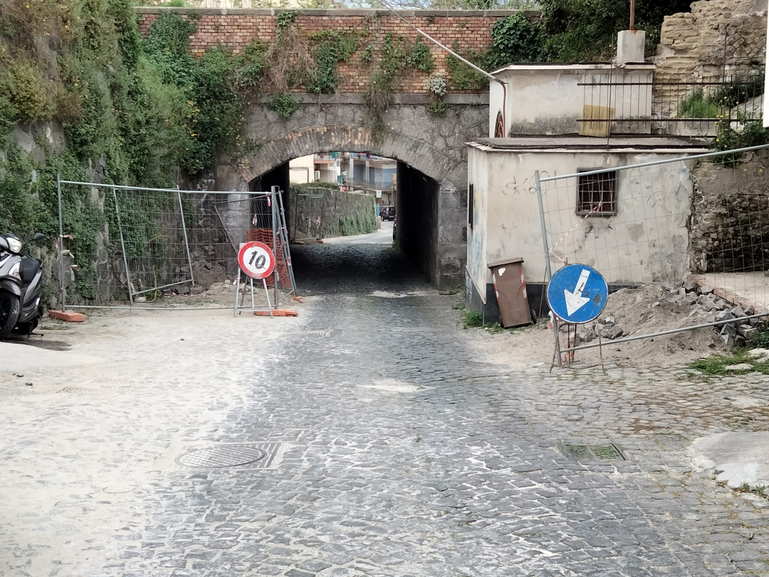 POZZUOLI/ «Un divieto di sosta e lavori interminabili che bloccano una via di fuga»