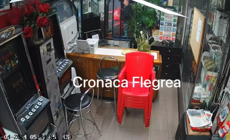 Boato e trema tutto: la scossa a Pozzuoli ripresa da una telecamera del bar – IL VIDEO