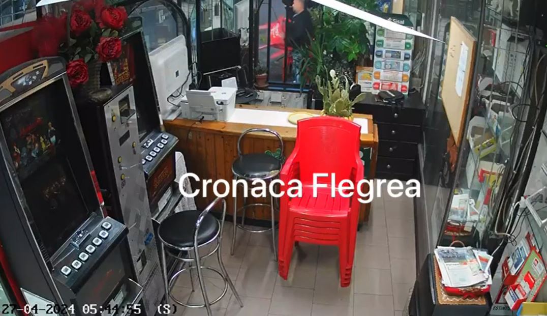 Boato e trema tutto: la scossa a Pozzuoli ripresa da una telecamera del bar – IL VIDEO