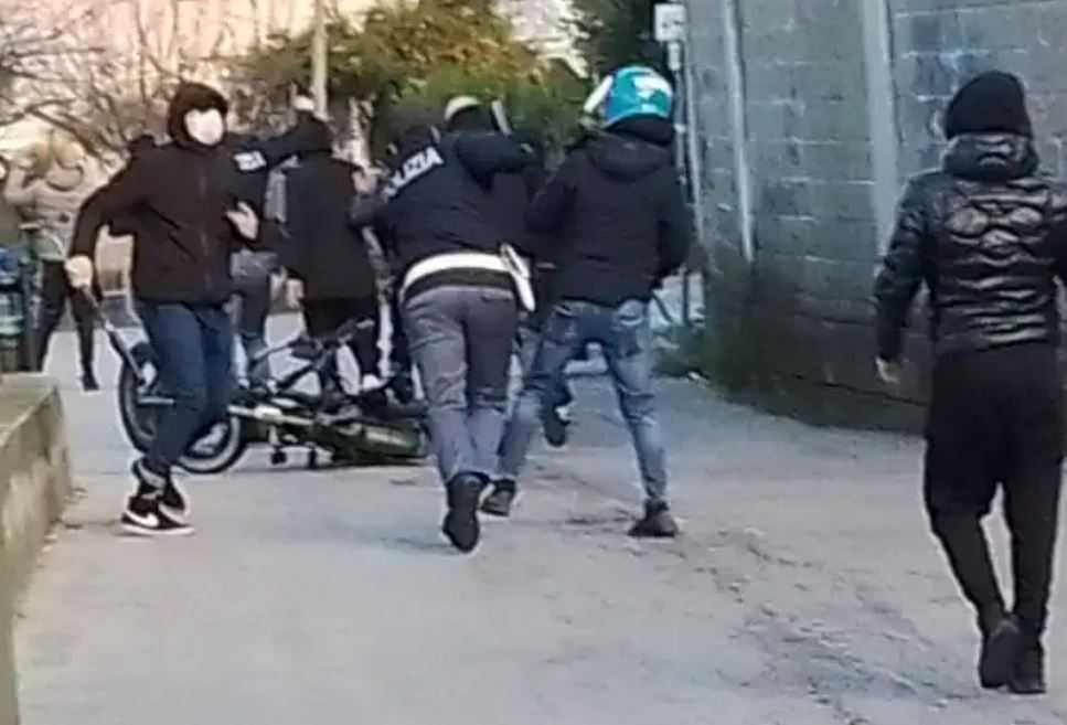 Disordini e tafferugli durante la partita Lacco Ameno-Puteolana: denunciati 14 tifosi, 5 sono minorenni