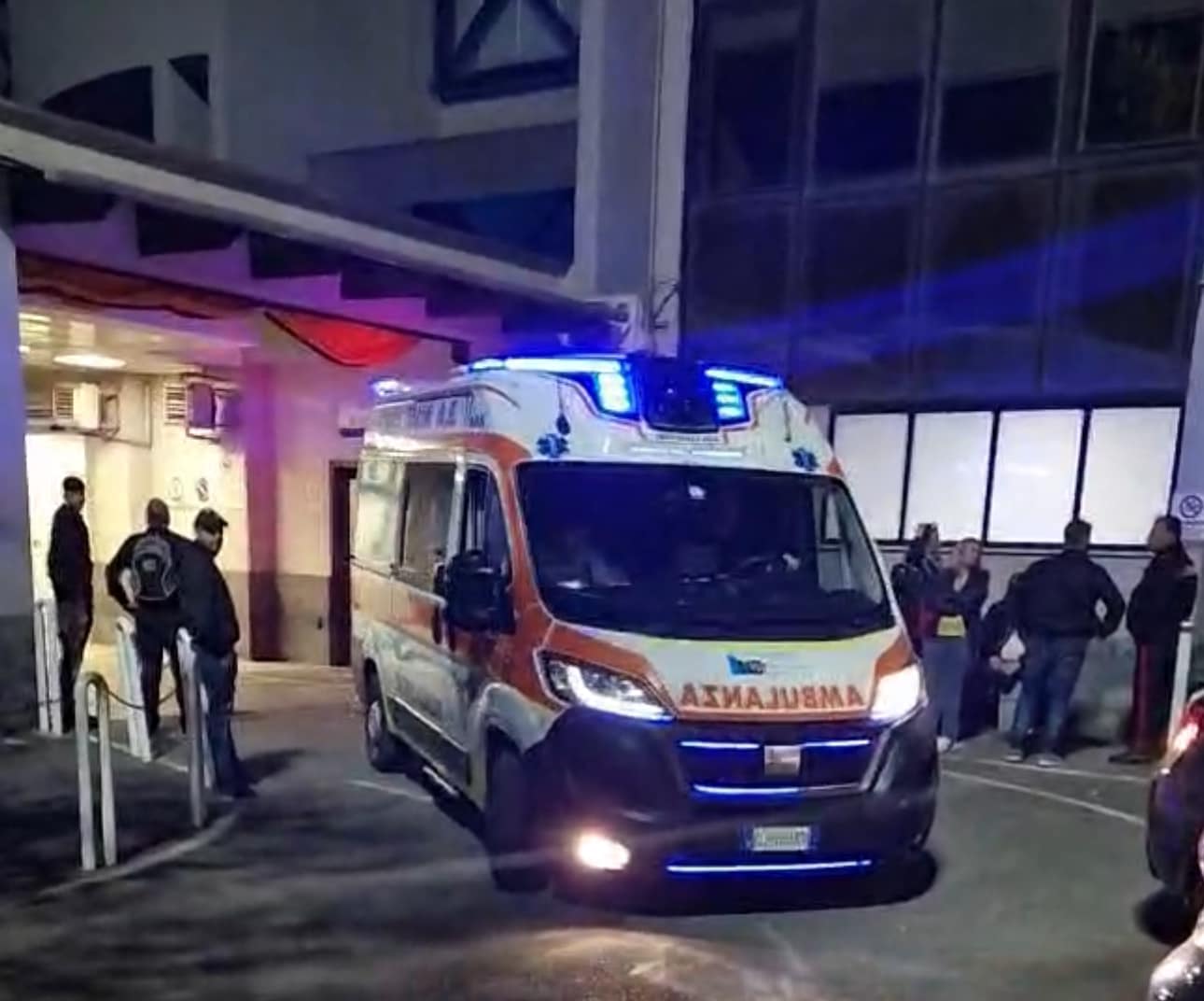 Caos all’ospedale di Pozzuoli, fanno diretta tik tok e denunciano aggressione da parte degli infermieri