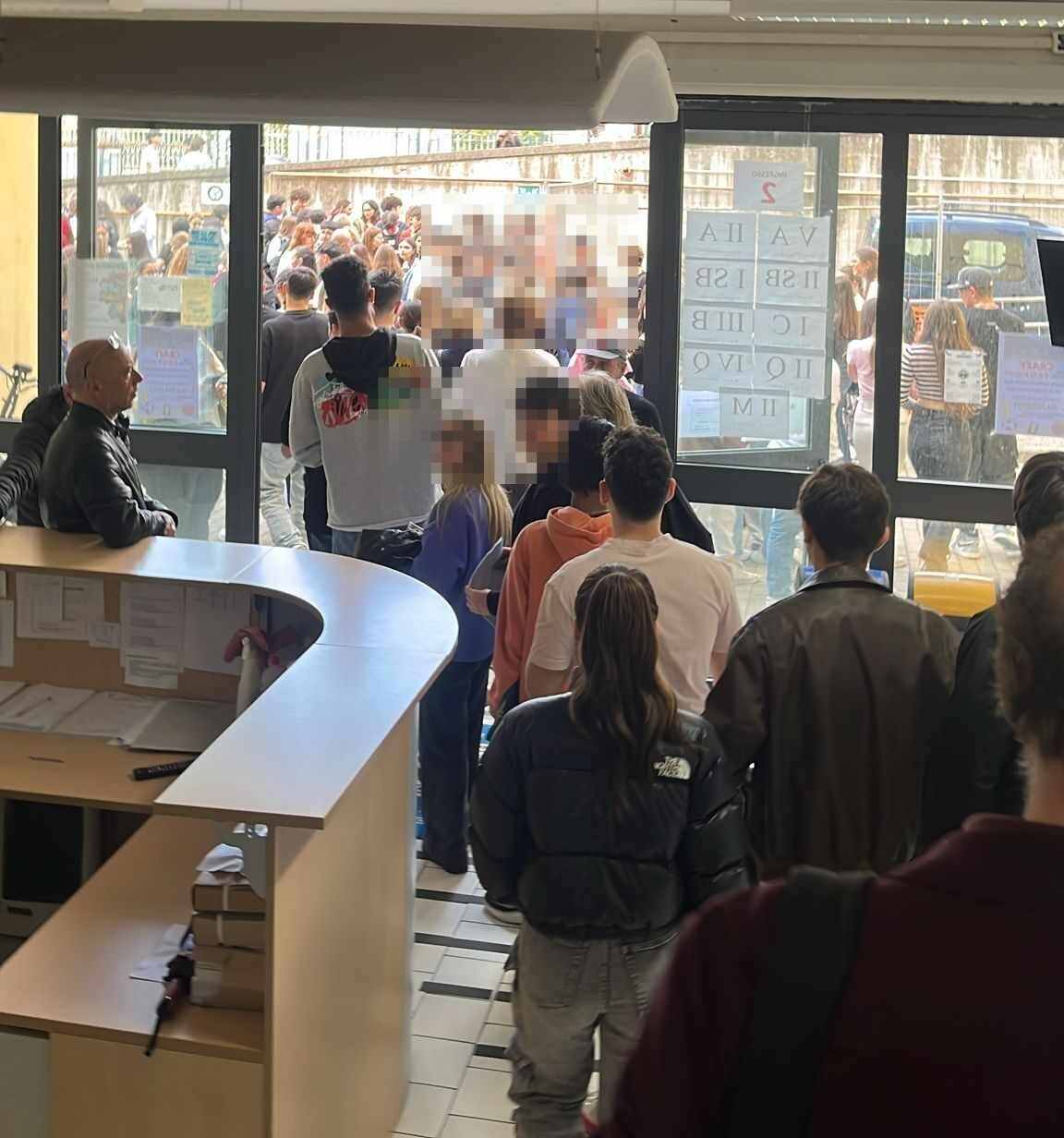 Due forti scosse di terremoto a Pozzuoli, evacuate le scuole – LE FOTO