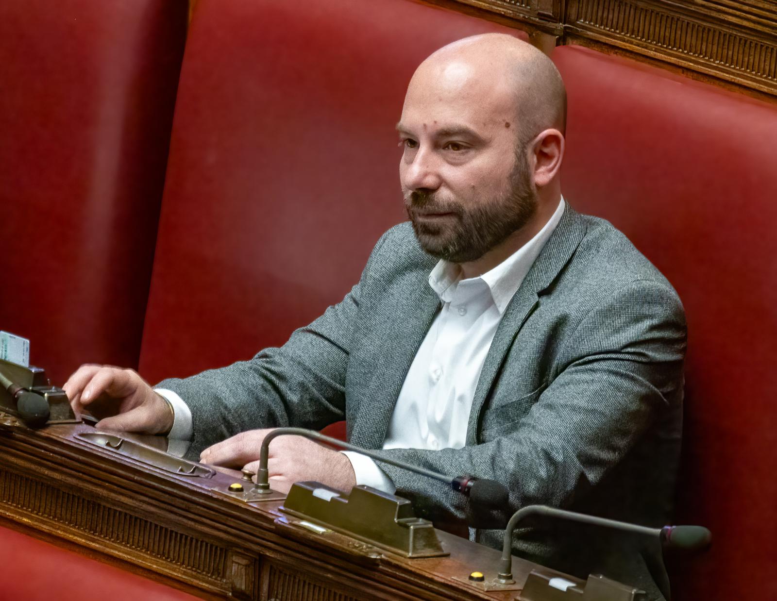 Gli ordini di scuderia, l’imbarazzo e il silenzio del deputato Caso sulla manifestazione degli sfollati di Pozzuoli