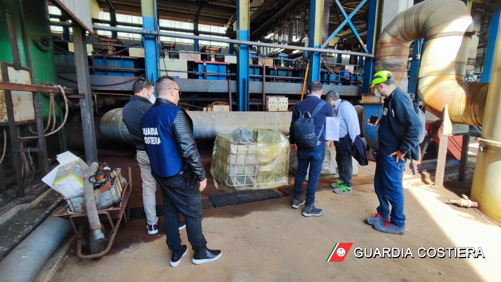 La Guardia Costiera di Pozzuoli sequestra impianto di finiture metalliche per criticità ambientali