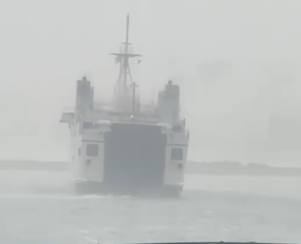 ULTIM’ORA/ Maltempo, traghetto non riesce ad attraccare al porto di Pozzuoli