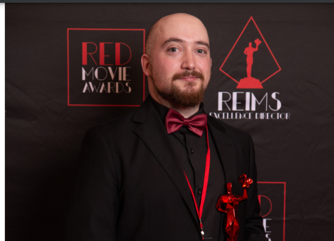 Il regista bacolese Walter Rastelli trionfa al Red Movie Awards con il cortometraggio “Physis”